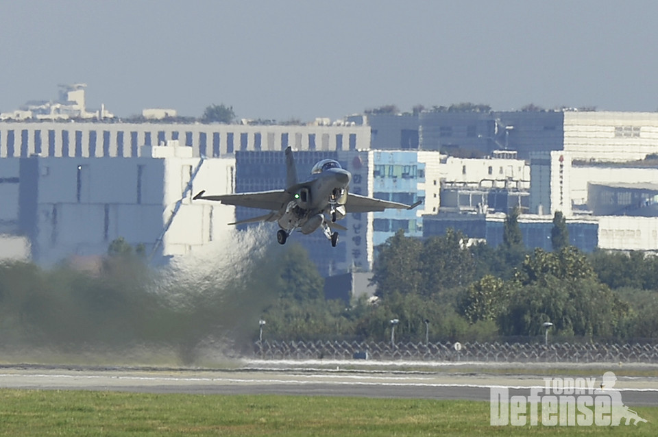 제8기 국민조종사가 탑승한 국산항공기 FA-50이 23일(토), 비행체험을 위해 서울공항에서 이륙하고 있다. (사진: 공군)