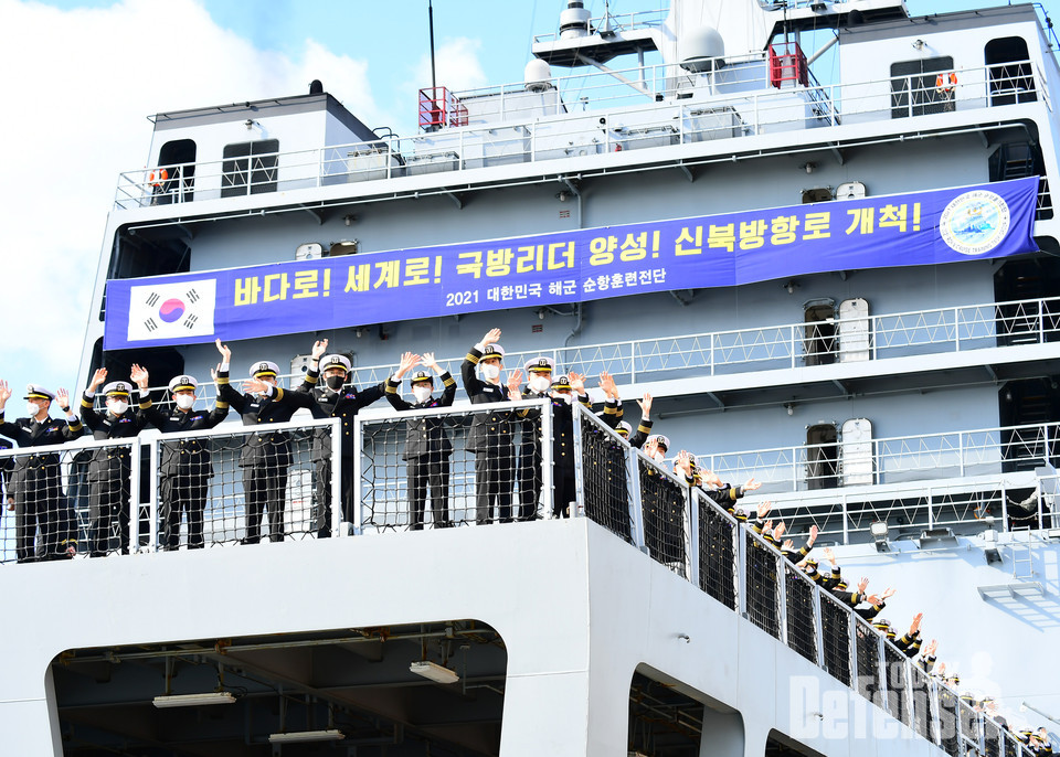 지난 22일 해군제주기지에서 열린 2021 해군 순항훈련전단 출항 환송식에서 76기 해군사관생도들이 손을 흔들며 인사를 하고 있다. (사진: 해군)
