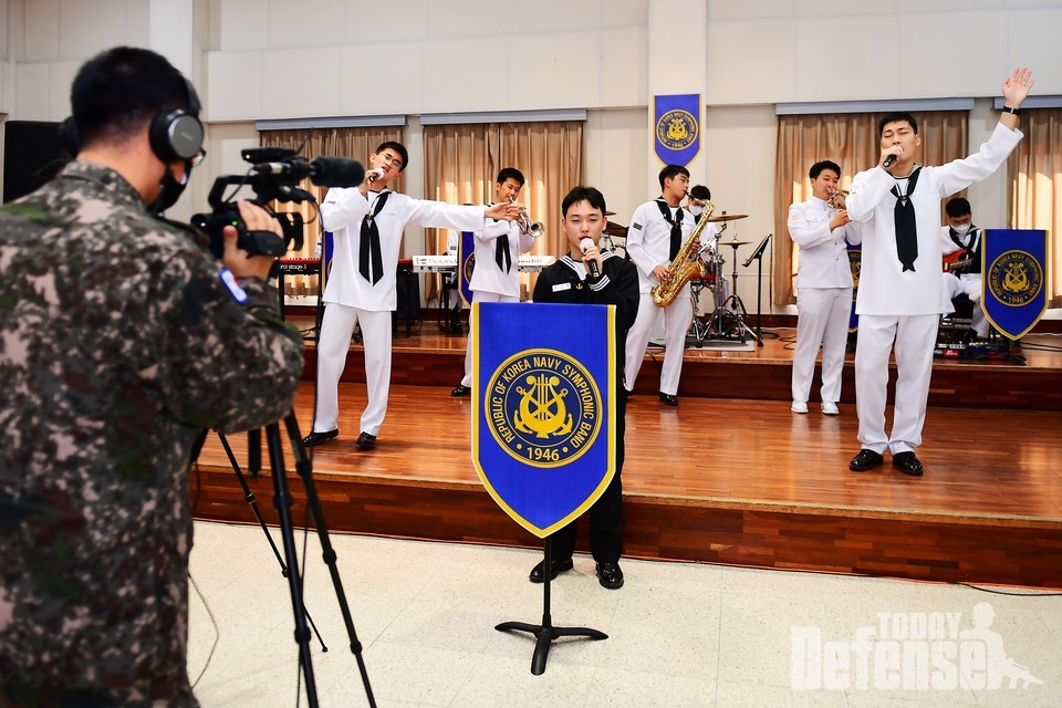 해군 제3함대사령부 3전단 최시헌 일병이 가족에게 보내는 ‘사랑의 음악편지’ 이벤트에서 해군군악대와 함께 부모님을 위한 노래를 부르고 있다. (사진: 해군 3함대)