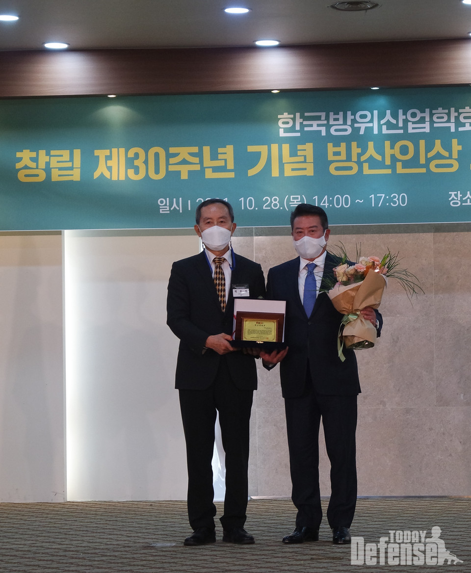 휴니드  김유진  회장이 한국방위산업학회  창립  30주년  기념  방산인상 시상  및  정책세미나에서  ‘2021년  자랑스러운  방산인상  방산경영상’을  수상했다. (사진: 휴니드)