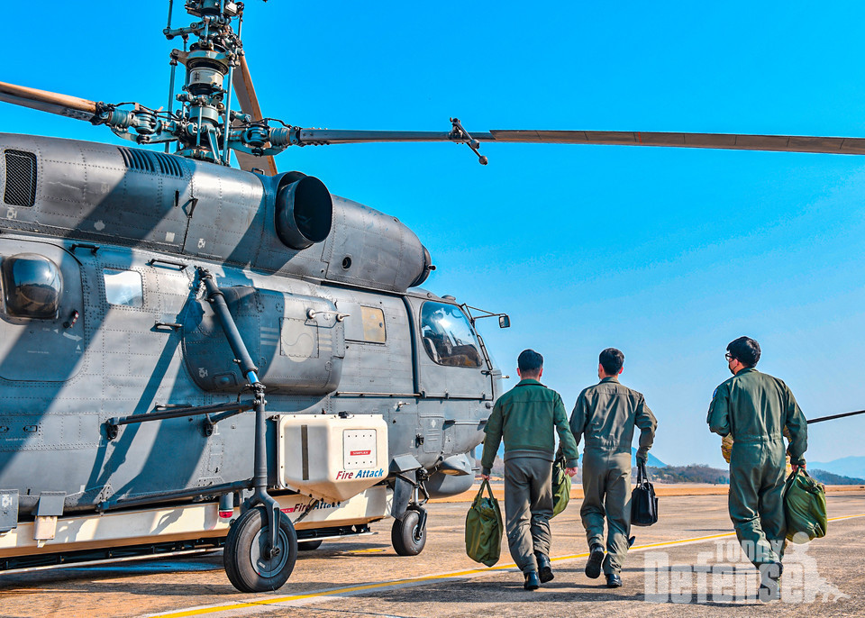 공군 제6탐색구조전대 HH-32 조종사와 항공구조사들이 2월 22일(월) 경상북도 안동지역 산불 진화를 위해 HH-32 헬기로 긴급 출동하고 있다.(사진: 공군)