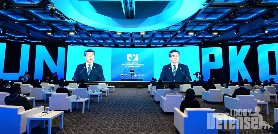 서욱 국방부 장관이 2021 서울 유엔 평화유지장관회의에서 폐회사를 하고 있다. (사진:외교부)