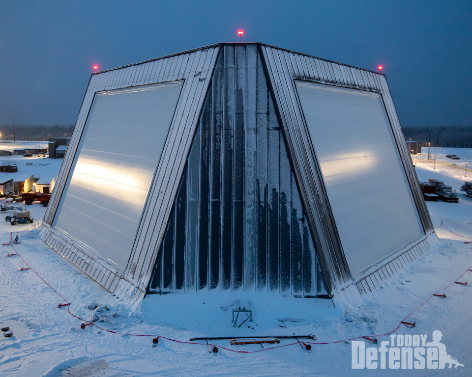 장거리 탐지 레이더(, LRDR)는 미국 알래스카주 클리어 스페이스 포스 기지에 있는 다목적 다면 레이더이다. (사진:U.S.Space Force)