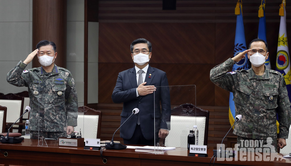 서욱 국방부장관(사진 가운데)이 국방부에서 2021년 연말 전군 주요지휘관 회의에 참석해 국민의례를 하고 있다. (사진 왼쪽은 원인철 합참의장, 오른쪽은 남영신 육군참모총장) (사진: 국방부)