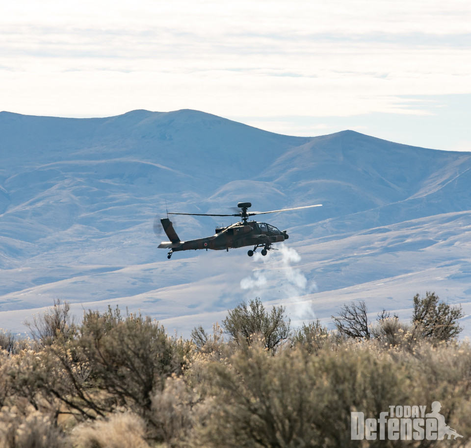 육상자위대 AH-64D 아파치가 미육군 야키마 훈련장에서 30mm 체인건 사격을 하고 있다.(사진:U.S.ARMY)