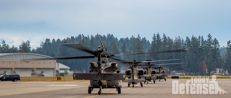 미육군 조종사들과 교류중인 육상자위대 AH-64D 조종사들 (사진:U.S.ARMY)
