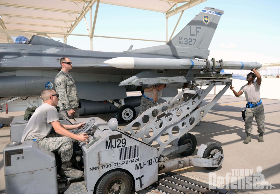 루크 공군기지에서 F-16 전투기에 AIM-120 암람을 장착하고 있다. (사진:U.S.Air Force)