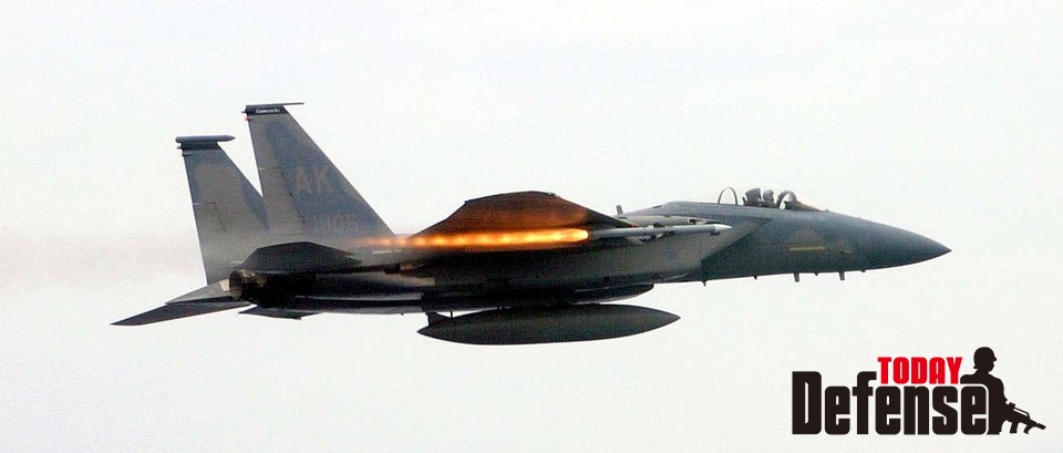 F-15C에서 무장 시스템 개량 프로그램(WSEP) 평가 임무 중 AIM-120C AMRAAM을 발사하고 있다. (사진: U.S.Air Force)