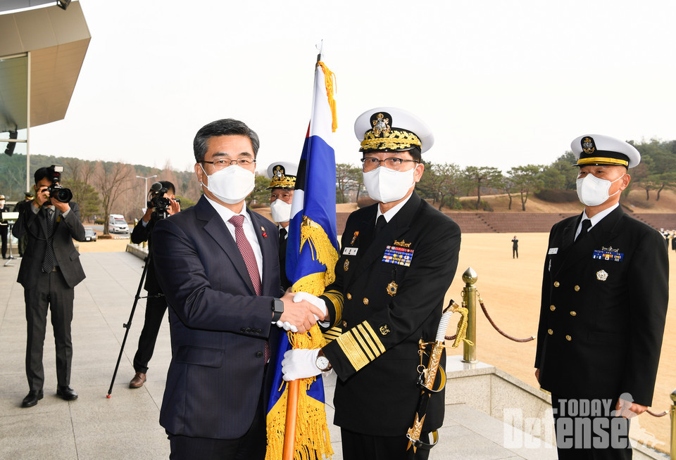 계룡대 대연병장에서 열린 제34·35대 해군참모총장 이취임식에서 김정수(오른쪽) 신임 해군참모총장이 서욱 국방부장관으로부터 해군기를 이양받고 있다.(사진: 해군)