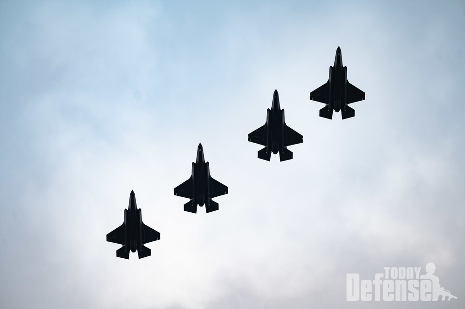 4대의 미공군 제 495 전투비행대대 소속의 F-35A가 편대비행을 하면서 영국공군 레이큰히스 기지 상공에서 비행하고 있다. (사진: U.S.Air Force)
