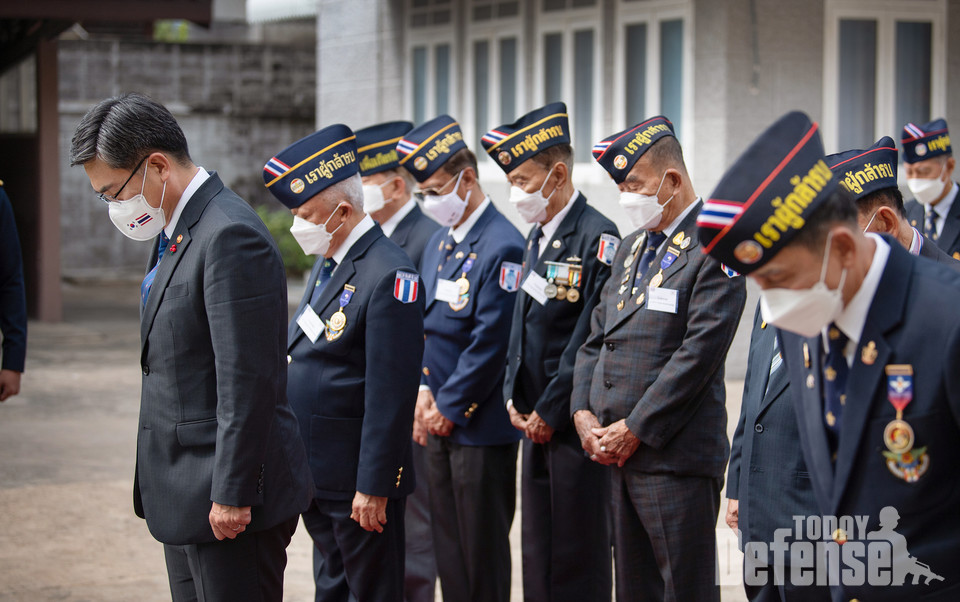 서욱 국방부장관이 태국의 '한국전 참전협회' 참전기념비에 헌화 후 묵념을 하고 있다. (사진:국방부)