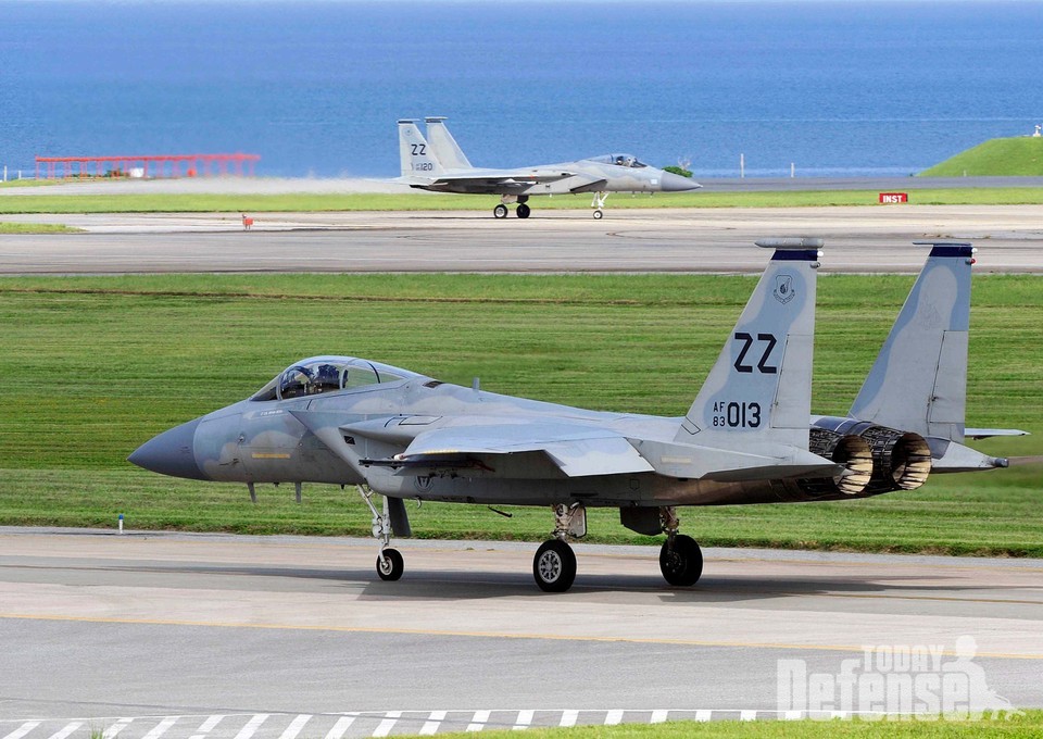 가데나 공군기지에 택싱중인 F-15C 전투기들 (사진: U.S.Air Force)