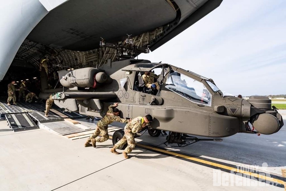 C-17 수송기에서 하역이 되고 있는 AH-64E v6 아파치로 미본토 이외에 해오에 배치되는 최신형 모델이다. (사진:U.S.ARMY)