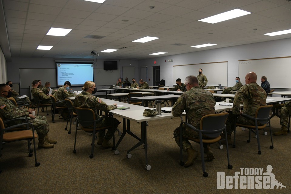 미시간 주 방위군이 2021년 11월 4일 캠프 그레이링 합동기동훈련센터에서 두 번의 노던 스트라이크 훈련 계획회의를 주최하고 있다. 이 훈련  시리즈는 주방위군과 다른 서비스 구성 요소를 위한 가장 큰 다중 영역, 합동 준비태세 훈련 중 하나로 성장했다. (사진:미시간주방위공군)