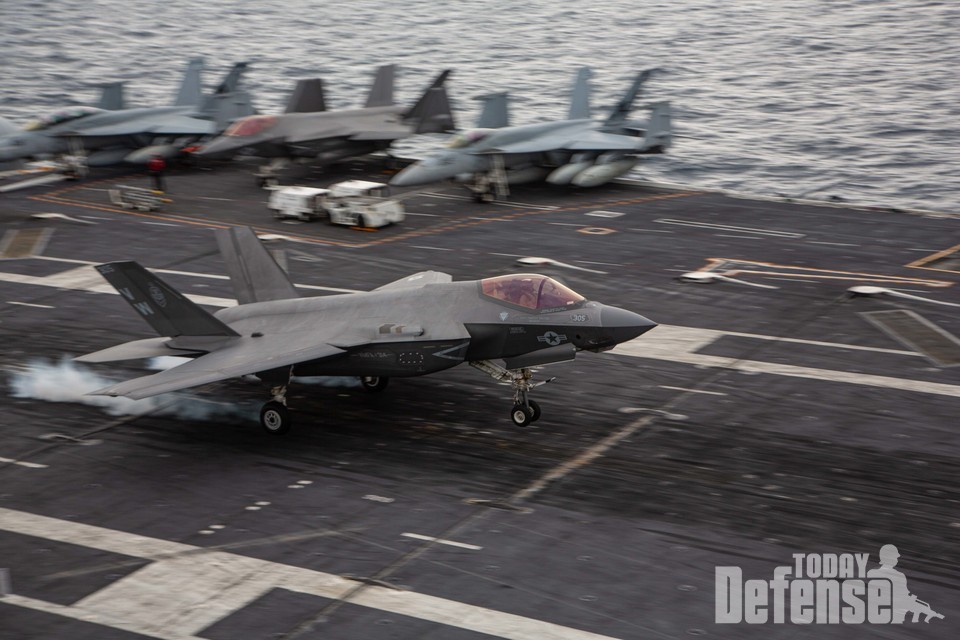 항모에서 고속으로 이륙중인 F-35C함재전투기 (사진: U.S.NAVY)