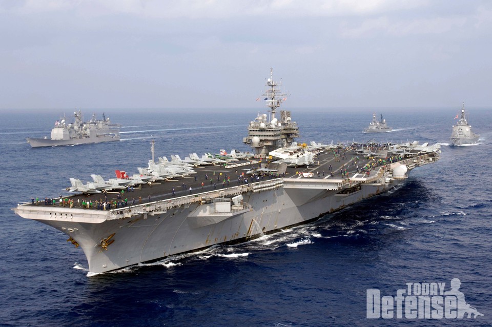 USS 키티 호크(CV-63)와 다른 미일 해상 자위대 함정이 2007년 필리핀 해에서 미일 훈련 킨 소드(Keen Sword)의 해상 구성 요소로 통합하여 함께 통과하고 있다. (사진:U.S.NAVY)
