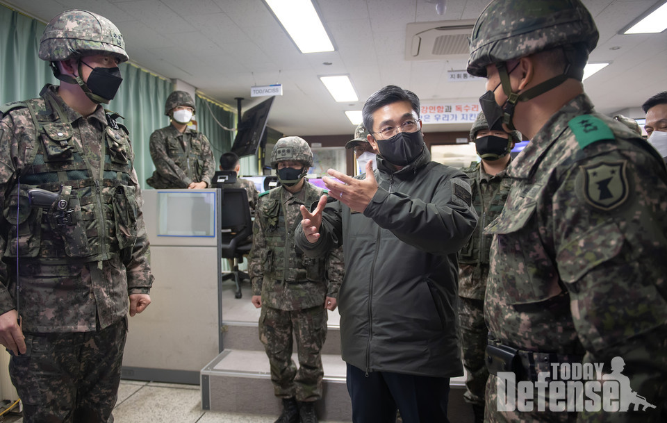 서욱 국방장관이 32사단을 방문하여 현장지도 및 보고를 듣고 있다. (사진:국방부)
