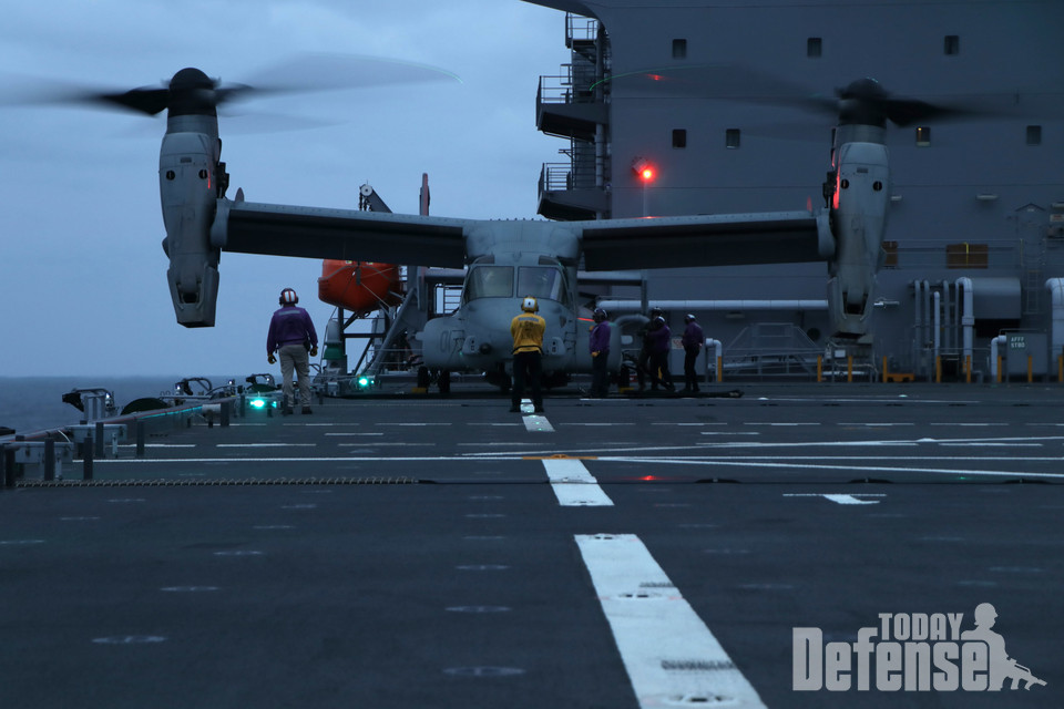 미해병 제31원정단(MEU) 소속 MV-22B 오스프리 틸트로터 항공기가 USS 미겔 키이스(ESB 5)의 비행 갑판에서 연료를 주유하고 있다. 제 7원정타격단에 배속된 미겔 키이스는 현재 미 7함대 지역에서 연합군 및 파트너와의 상호운용성을 높이고 인도-태평양 지역의 평화와 안정을 수호하기 위한 준비대응군 역할을 담당하는 공역의 연안함대 기함으로 활동하고 있다.(사진:U.S.NAVY)