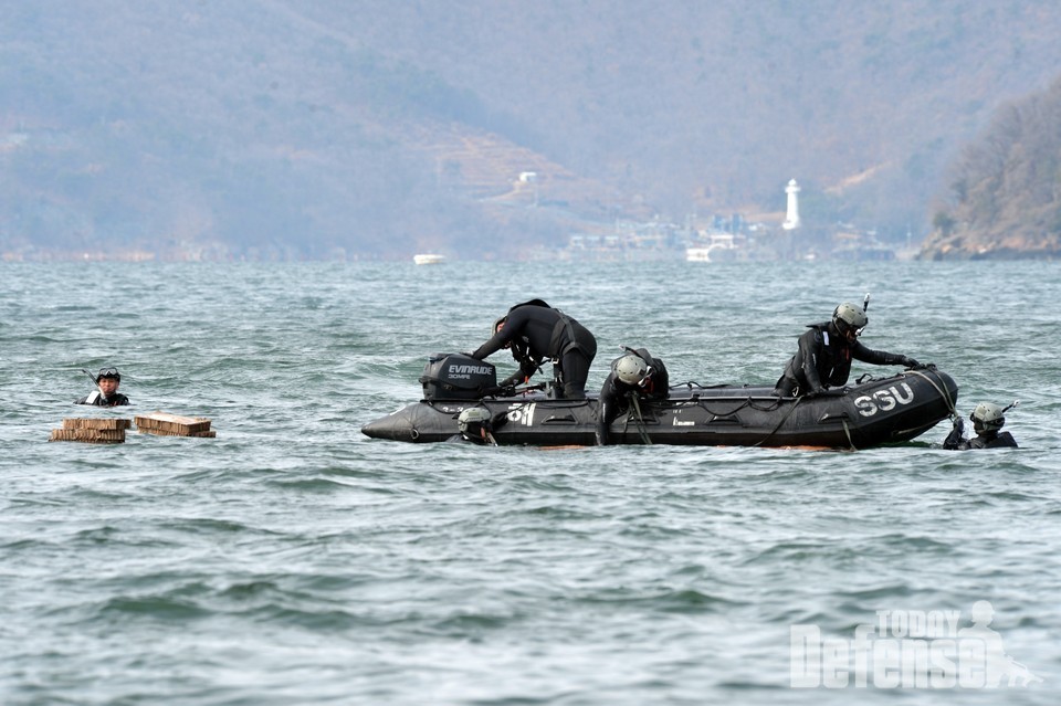 해군특수전전단 해난구조전대(SSU) 구조대원들이 해상으로 투입된 고무보트를 이용해 모의 조난자를 구조하고 있다.(사진:해군)