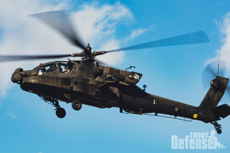 본토로 반납되기전에 AH-64D 마지막 비행을 준비중인 4-2공격헬기대대 대대장인 피터 슈미트와 스티브 베넷(사진:U.S.ARMY 4-2 Attack Battalion 페이스북)