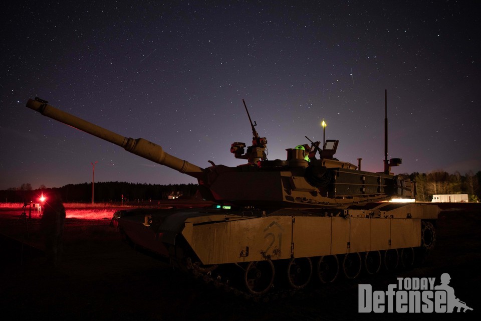 폴란드에서 야간 훈련 중인 미육군 M1A2전차 (사진:U.S.ARMY)