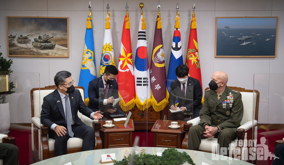 서욱 국방부장관이 국방부에서 데이비드 버거 미국 해병대사령관을 접견하고 있다.(사진:국방부)
