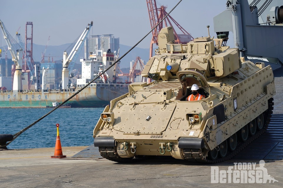 수송함에서 하역중인 레디 퍼스트여단 M2A3 브래들리 장갑차 (사진:U.S.ARMY)