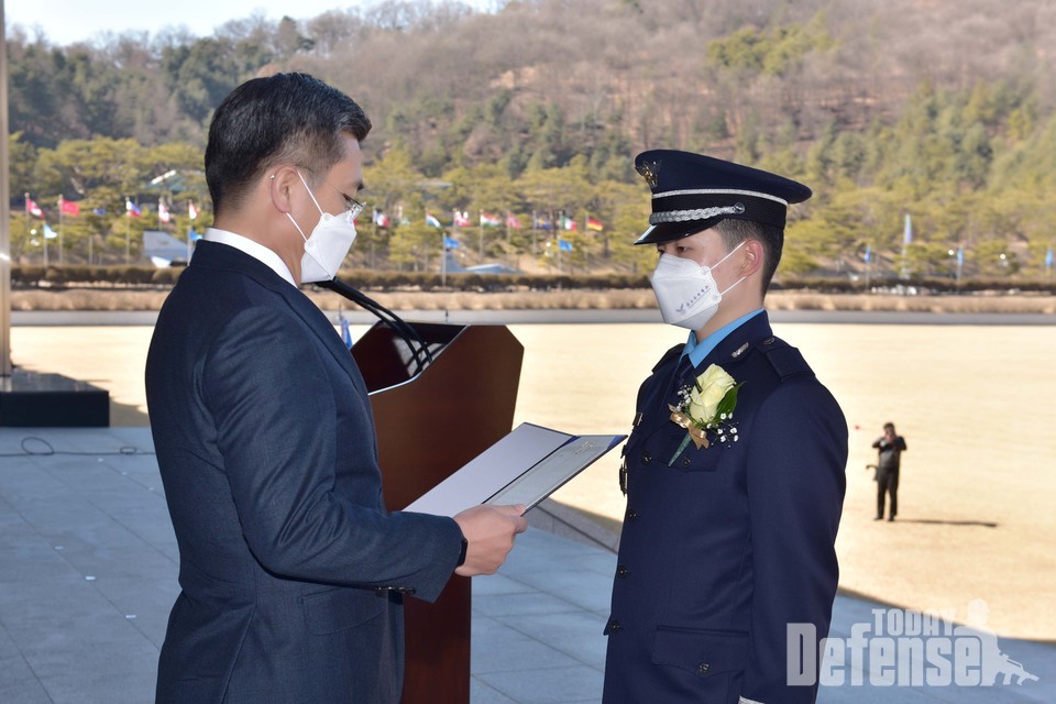 충북 청주 공군사관학교 성무연병장에서 열린 공군사관학교 제70기 졸업 및 임관식에서 대통령상을 수상한 정대권 소위가 서욱(왼쪽) 국방부장관으로부터 상장을 수여받고 있다. (사진:공군)