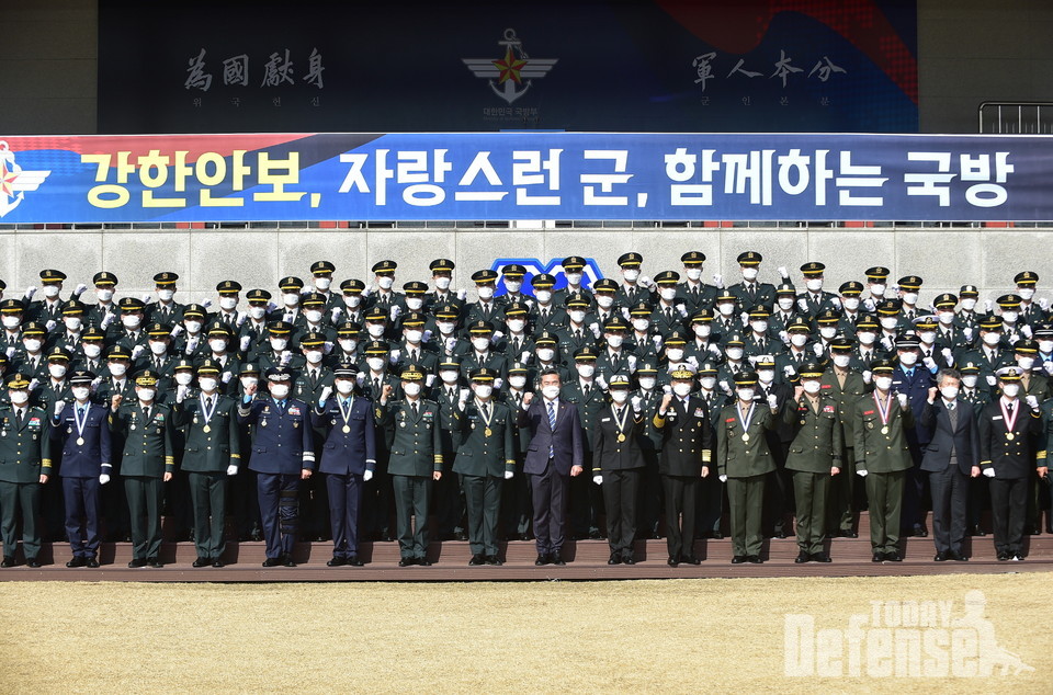 육군학생군사학교에서 열린 2022년 학군장교 임관식에 참석한 주요 인사들과 신임장교들이 기념사진을 촬영하고 있다. (사진: 육군)
