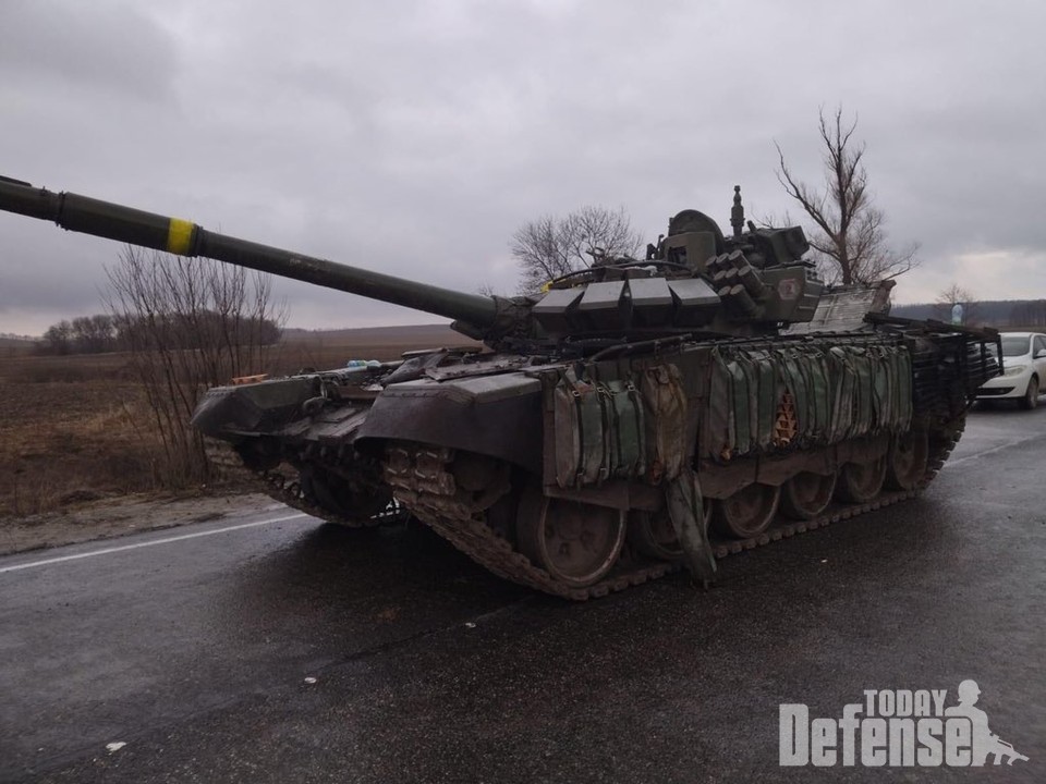 우크라이나에서 교전 중 버려진 T-72B3 전차 (사진출처:트위터)