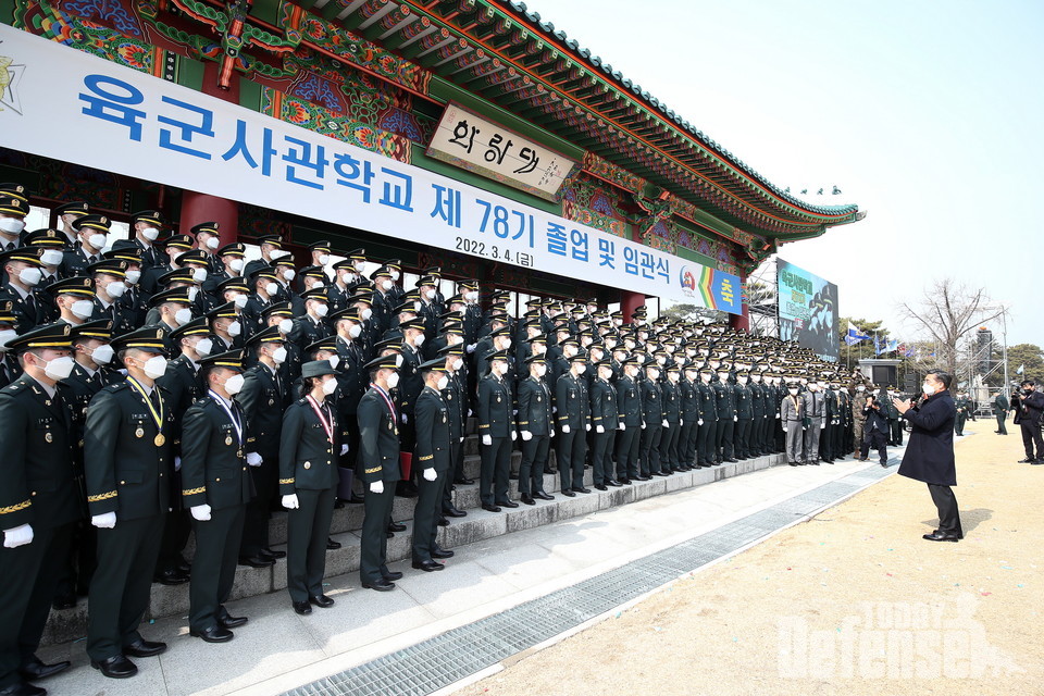 육군사관학교에서 열린 '육사 제78기 졸업 및 임관식'에서 서욱 국방부장관이 신임장교들의 임관을 축하하고 있다. (사진:육군)