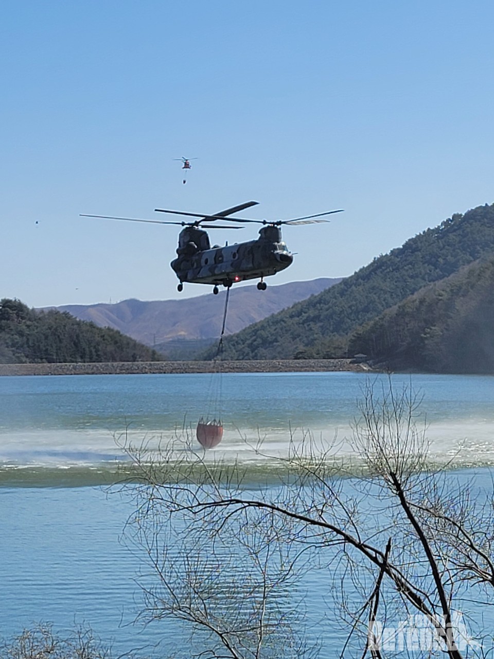 산불 진화를 위해 투입된 육군 치누크(CH-47) 헬기가 저수지 상공에서 급수하고 있다. (사진:육군)