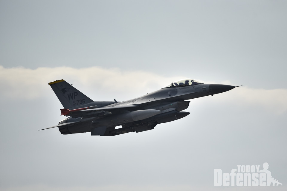 군산 공군기지 제 8전투비행단 울프팩 소속의 F-16 전투기로 개량될 가능성이 크다.(사진:U.S.Air Force)