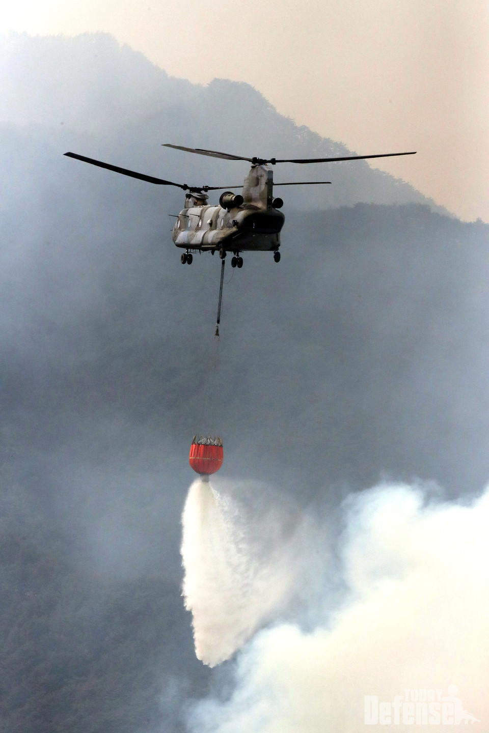 경북 울진에서 육군항공사령부 소속 CH-47 치누크 헬기가 산불 진화작전을 하고 있다. (사진제공:국방일보)