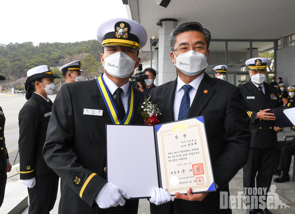 해군사관학교 연병장에서 거행된 제76기 해군사관생도 졸업 및 임관식에서 대통령상을 받은 안도현 해군소위가 서욱 국방부 장관과 기념 촬영을 하고 있다. (사진:해군)