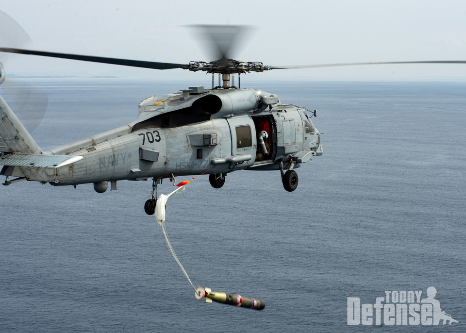 제 77 헬기해상공격대대(HSM-77)의 세이버호크 소속 MH-60R 시호크 1대가 미 해군 중대의 첫 어뢰발사훈련에서 어뢰를 투하하고 있다.(사진:U.S.NAVY)