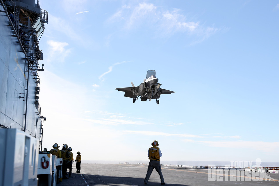 지난 1월 강습상륙함 트리폴리에 착함 중인 미해병 제 122 공격전투비행대대 소속의 F-35B 전투기. 트리폴리는 F-35B 운용인증을 받았다. (사진: U.S.NAVY)