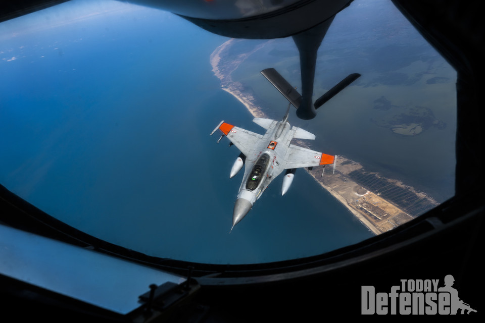 미공군 KC-135 공중급유기에서 공중급유를 받는 이집트공군 F-16 전투기 (사진:U.S.Air Force)
