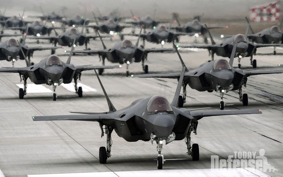 Elephant Walk 훈련을 갖고 있는 F-35A 스텔스 전투기들 (사진: 국방부)