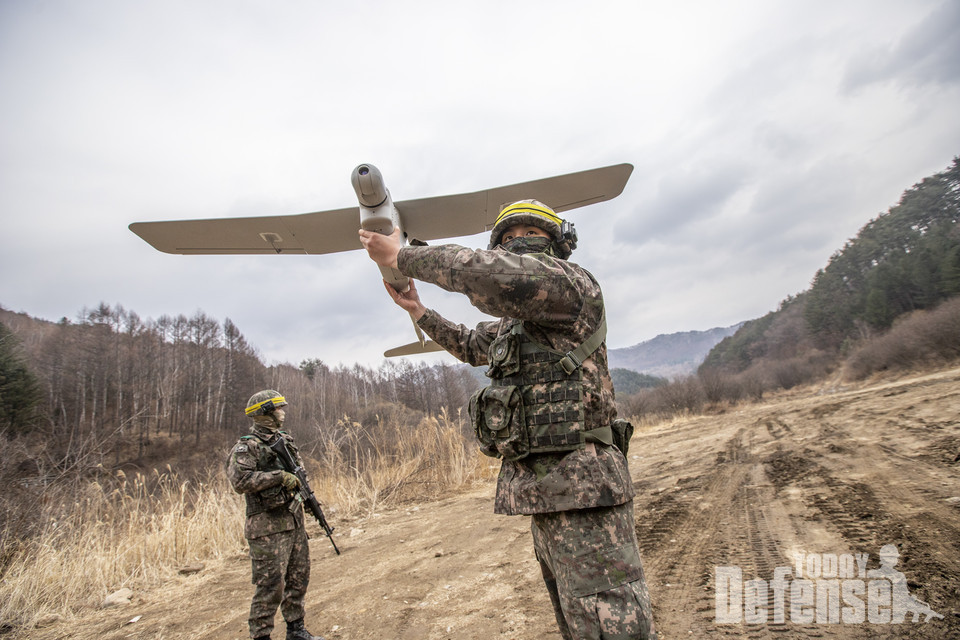 육군과학화전투훈련단에서 진행되는 올해 첫 '여단급 KCTC 쌍방훈련'에 참가한 장병들이 무인항공기(UAV)를 운용하고 있다. (사진: 육군)