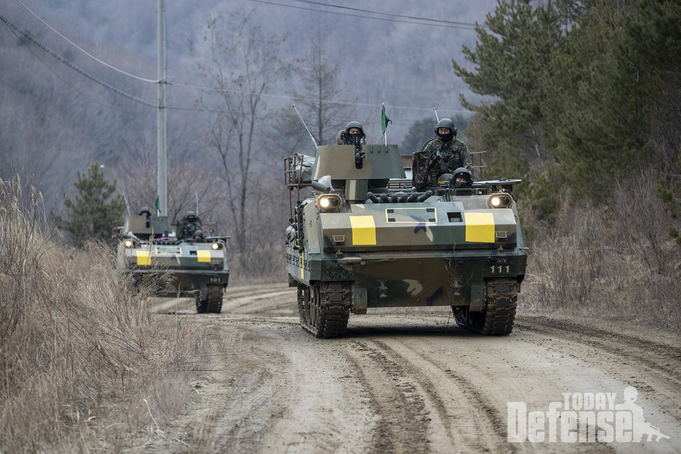 육군과학화전투훈련단에서 진행되는 올해 첫 '여단급 KCTC 쌍방훈련'에서 K200 장갑차가 적진으로 기동하고 있다. (사진: 육군)