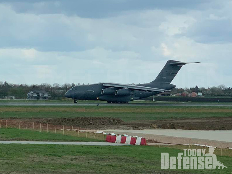 세르비아 베오그라드 공항에 착륙해 있는 중국인민해방군 소속 Y-20 수송기 (사진:MechDesign.xyz 트위터)