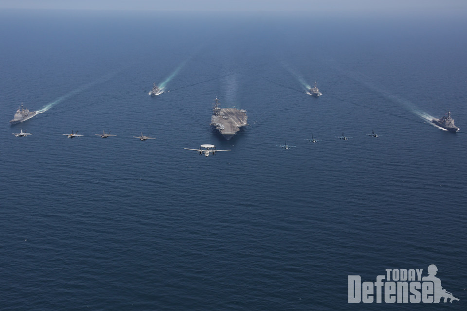 에이브라햄 링컨 항모를 중심으로 에이브라함 링컨 항모전단에 일본 해상자위대가 합류하고, 항모함재전단에 항공자위대의 F-2 전투기가 E-2 어드밴스 호크아이를 중심으로 위력 편대 비행을 하고 있다. (사진:7th fleet twitter)