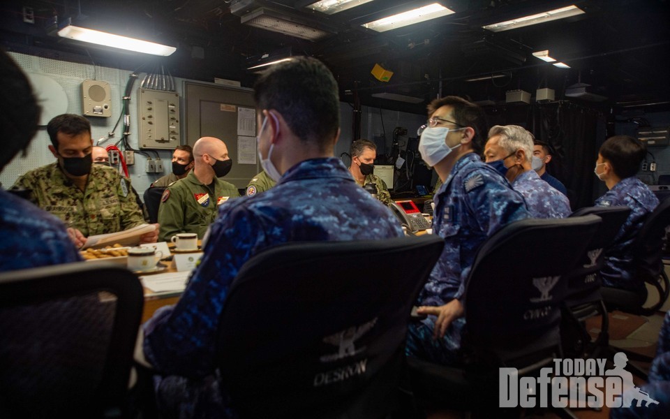 미해군 7함대 소속의 테스크포스70과 해상자위대 참모진이 미해군 전략과 해상에서 병력을 함께 운용하는 최선의 방법에 대해 논의했다. (사진:U.S.NAVY)