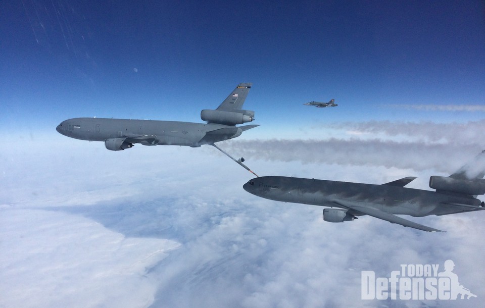 미공군 KC-135 공중급유기들이 노블 디펜더 작전의 일환으로 2022년 3월 14일 그린란드 툴레 공군기지 인근에서 KC-10에 공중 급유 작전을 수행하고 있다.  (사진:RCAF)