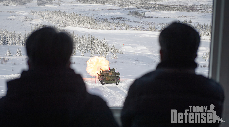 노르웨이에서 진행중인  주력전차 사업에서 K-2 전차가 사격하는 모습을 참관중인 서욱 국방장관 (자료사진:국방부)