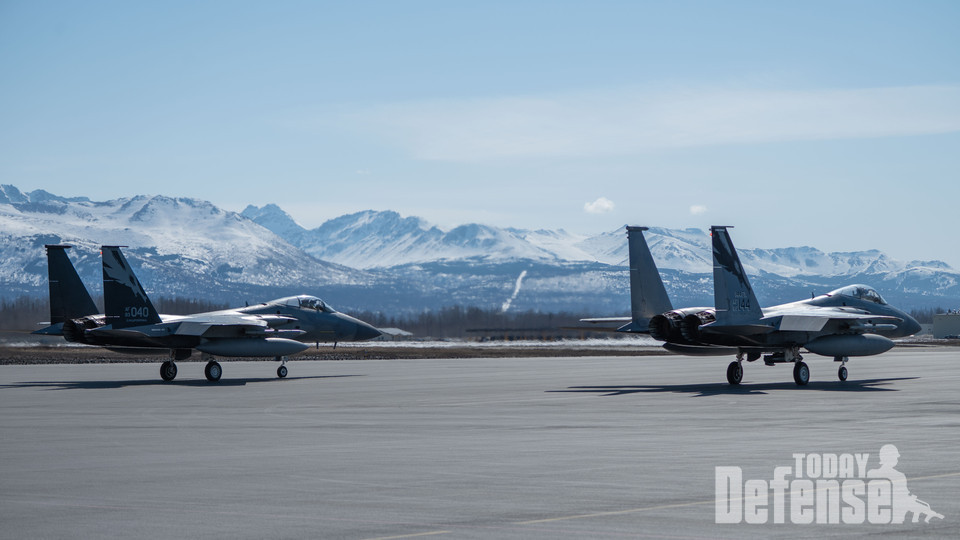 제 144 전투비행단 소속 F-15 전투기들이 엘멘도르프-리처드슨 합동기지에서 F-22 랩터와 상호운용성 훈련을 위해 이륙을 하고 있다.(사진:U.S.Air Force)
