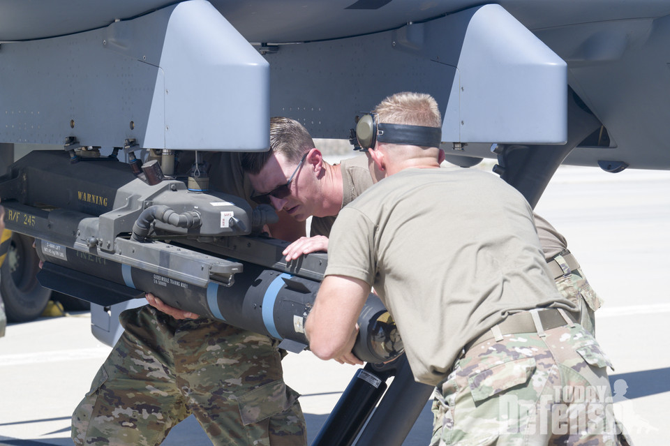 MQ-9 리퍼에 공대지무장을 신속하게 장착하고 있다.미공군은 전투기와 무인기 모두 신속 전투 배치가 가능한 수준으로 끌어 올려놓고 있다. (사진:U.S.Air Force)