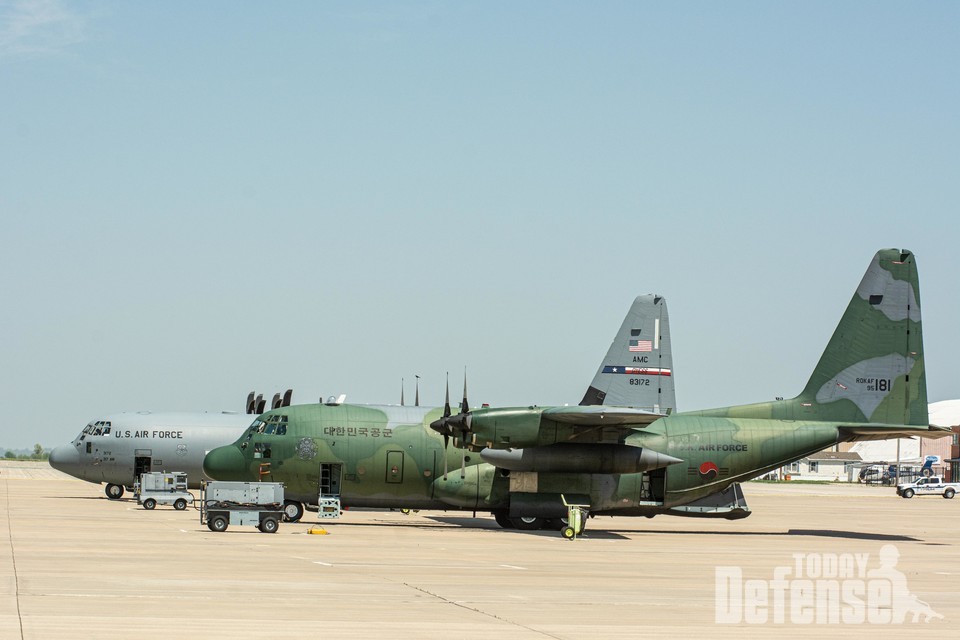 미주리주 세인트조셉의 로즈크랜스 주방위군공군 기지의 활주로에  주기하고 있는 KC-130K 특수작전 수송기 (사진:U.SAIr Force)