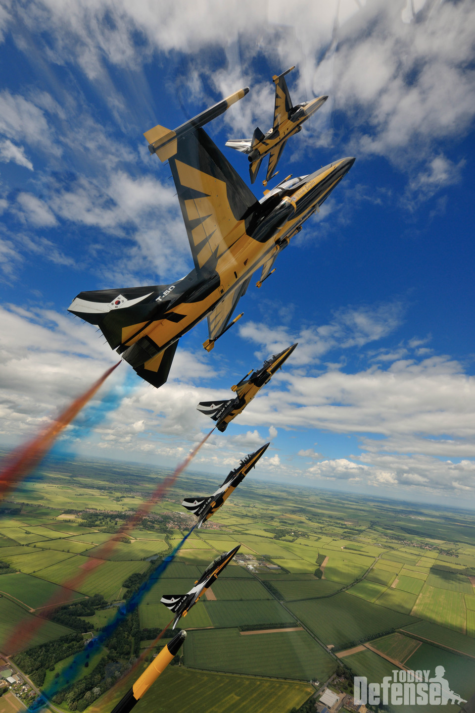지난 2012년 6월 30일(현지시간), 영국 '와딩턴 에어쇼'에서 비행하고 있는 공군 블랙이글스의 모습 (사진:공군)